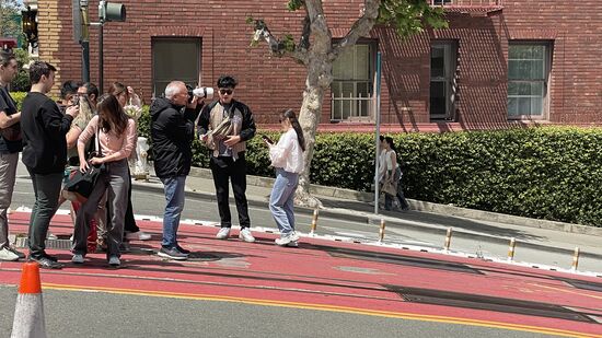 Wir laufen 2,5 km durch die Sradt zu diesem bestimmten Punkt, für ein ganz bestimmtes Foto, welches Thomas bei einem Fotobildladen gesehen hat
Mit dem Wunsch scheint er nicht allein zu sein…
