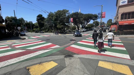 Nach vollendeter Tat suchen wir den nächste Stop des BigBus—und kommen durch das italienische Viertel…..