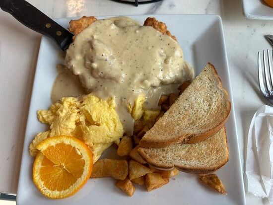 Das Frühstück ist inklusive, aber dafür müssen wir in ein benachbartes Restaurant.
Ein mächtiges und deftiges Frühstück; da fällt das Mittagessen aus!!