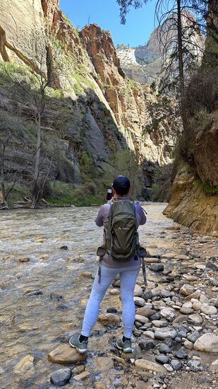Die Narrows kann man auch von der anderen Seite begehen. Hierfür muss man sich jedoch in den Fluß abseilen und es gibt weiter oben einige „Pools“, durch die man nicht laufen, sondern nur schwimmen kann.