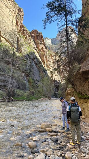 Schade, dass wir nicht weiter können. Das Wasser ist auch noch recht kalt und man benötigt unbedingt Neopren-Schuhe und besser noch, einen Neopren-Anzug. Den und auch die Schuhe kann man im Visitor-Center für kleines Geld ausleihen.
Das hat Thomas mit seiner Familie 2019 gemacht
