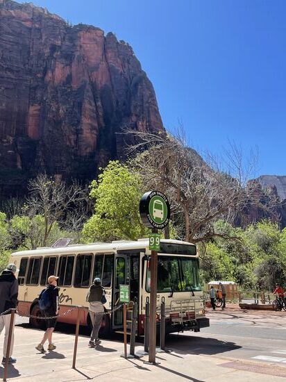 Wir verlassen „Temple of Sinawava“ Stop 9 und fahren mit dem kostenlosen Zion-Shuttle Richtung Stop „The Grotto“