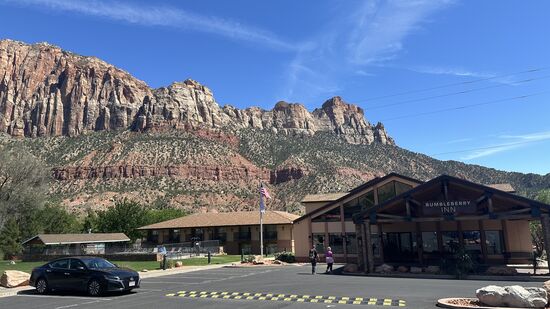 Unser Hotel - das Bumbleberry Inn - eines der kleineren Hotels, aber mit sehr großem Zimmer und Pool.