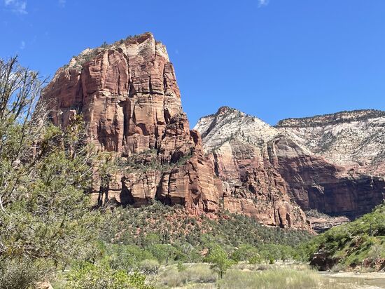 Es sieht unspektakulär aus, aber bis ganz oben hin heißt, viele Höhenmeter zu überwinden und der letzte Aufstieg erfordert eine Permit (die wir nicht haben) und entsprechenden Mut, auf einem teilweise nur 1 Meter breiten Grat, der zu beiden Seiten 450 Meter abfallend ist, zu wandeln.