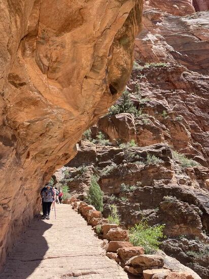 Überhängende Felswände - es lässt sich aber relativ gut laufen.