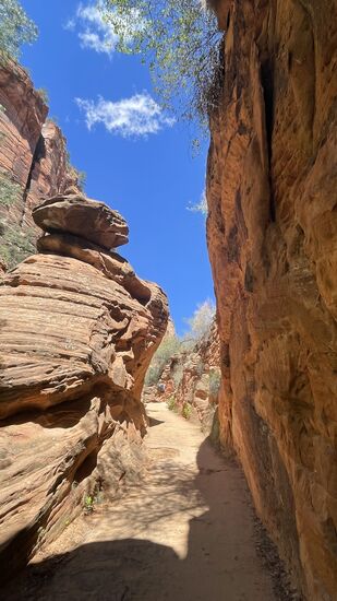 Der härteste Teil ist geschafft, wenn man den „Refrigerator“ erreicht hat. An dieser Stelle ist es recht kühl, man durchläuft hier die Felsen.