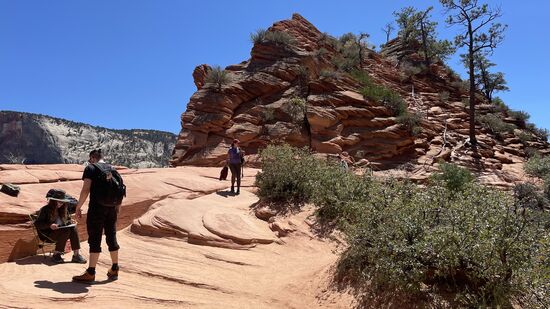 Hier sitzt eine Rangerin und kontrolliert die Permits und die ID.  Ich frage, ob es nicht vielleicht doch noch eine Permit gibt, aber sie schüttelt mit dem Kopf.