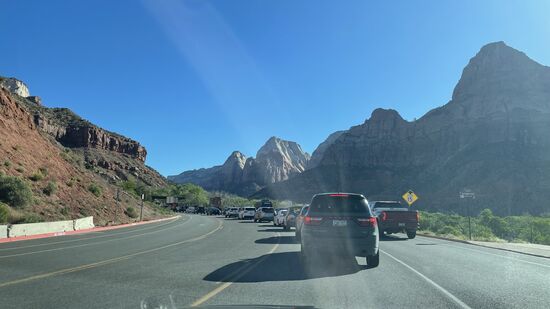 Wir müssen wieder den ganzen Zion NP durchqueren—hier sind schon wieder Autoschlangen vor den Kassenhäuschen