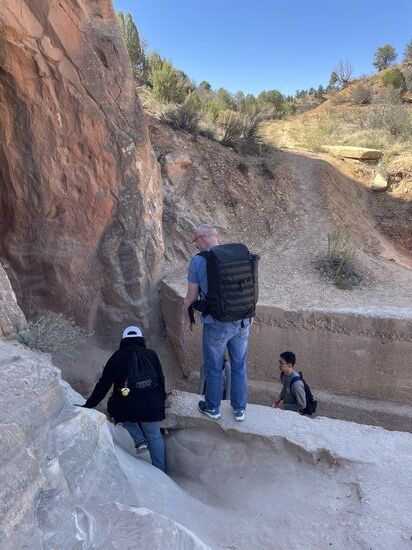 Wir lassen, obwohl wir früher angekommen sind, 3 junge Touristen aus Singapur vorgehen. Thomas hilft einem der Männer beim hinuntersteigen; er ist etwas ängstlich und unsicher. Als Dank bietet er uns dann etwas von seiner Mandarine an.
Schnell sind wir im Gespräch und erfahren, dass die Drei als Studenten in den USA sind und hier lernen.