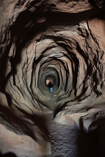 Ursprünglich wurde ein kleiner Tunnel unter der Nationalstraße angelegt, um das Wasser aus dem darüberliegenden Canyon abzuleiten. In den Jahren ist der Tunnel aufgrund des vielen Wassers immer größer geworden. Das Wasser hat den Tunnel in den Jahren geformt wie den Schlund eines Drachen.