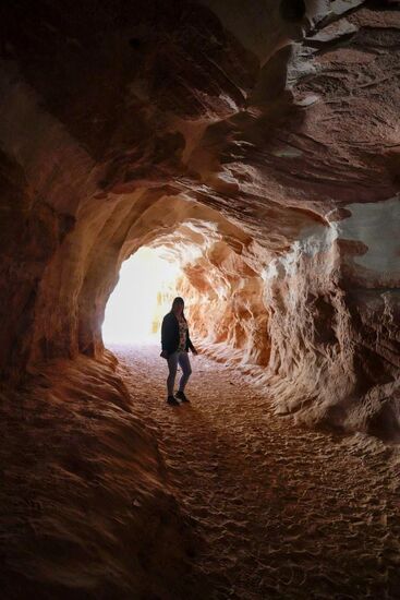 Man ist in wenigen Minuten durch den Tunnel. Begehbar ist er für Jung und Alt. Es gibt keine Einlasskontrollen und der Zutritt ist kostenfrei.
