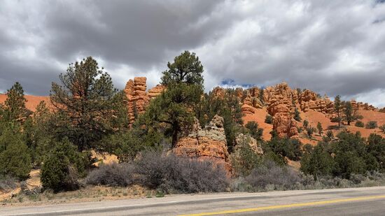 Die Felsen leuchten strahlend rot.