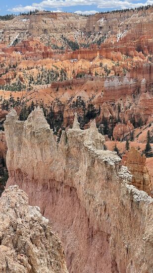 Thomas war hier schon mehrmals - auch einmal im Winter und er sagt, der weiße Schnee auf den roten Felsen bilde einen ganz tollen Kontrast.