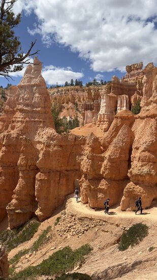 Ich laufe gerade Richtung dieses kleinen Durchgangs - es zeigt die Dimensionen der Felsen.
