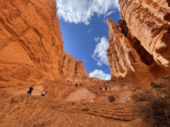 Es sieht auf dem Bild schlimmer und steiler aus, als es tatsächlich ist. Wir sahen viele Hiker, die älter waren als wir und diesen Trail auch gewandert sind.