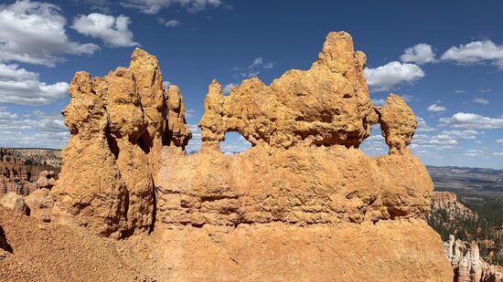Kurz vor dem Ziel diese Skulpturen. 
Wir haben für diesen Loop 2,5 Stunden benötigt, sicherlich kann man es in 1,5 bis 2 Stunden schaffen. Wir haben jedoch sehr viel fotografiert und alles auf uns wirken lassen. Wer in den Bryce Canyon reist, sollte unbedingt diesen Trail laufen. Nur so kann man den Bryce Canyon wirklich erleben und spüren.