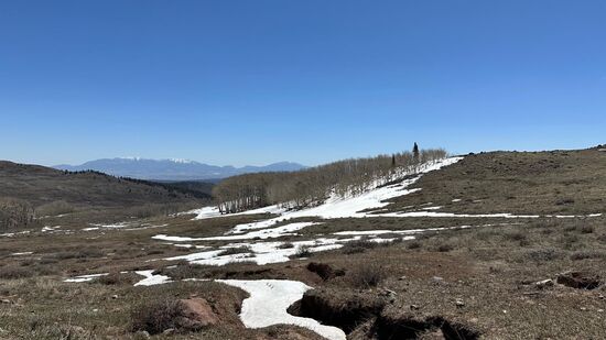 Wir bewegen uns immer auf mindestens 2000m Höhe—hier liegt sogar noch reichlich Schnee auf 3.300 Meter