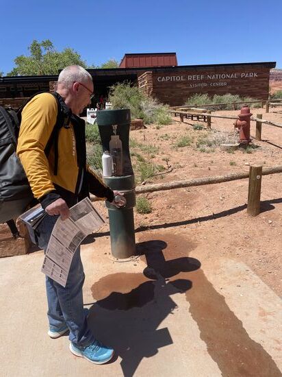 Wir befüllen hier erstmal unsere Trinkflaschen
Überall in den USA (auch in den Hotels in großen Städten wie New York) ist es üblich, dass man sich kostenlos mit Wasser versorgen kann—eine digitale Anzeige an den Spendern informiert darüber, wieviel Plastikflaschen schon jeweils eingespart wurden.
Überall sieht man auch Hinweisschilder, auf denen hingewiesen wird, dass man sich vor Dehydrierung schützen und viel Wasser trinken soll.