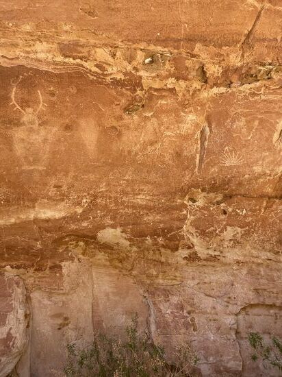 Es gibt mehrere Stellen mit Petroglyphen und Piktogrammen der Fremont-Indianer, die hier 700 nach Christi hier lebten, zu sehen. Man muss sehr genau hinschauen um sie zu erkennen. Hier sind 2 Stück