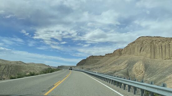 Die Farben wechseln—hier sind die Berge wieder gelblich