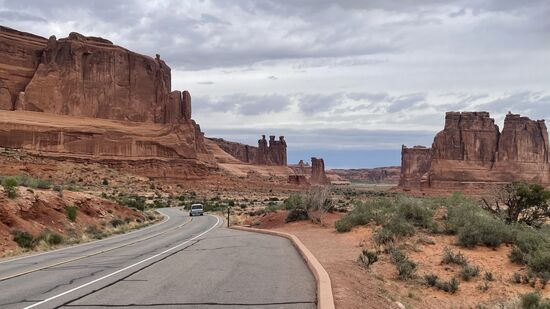Schon die Fahrt dorthin erinnert an eine Filmkulisse—von Moab bis zum Eingang des Parks sind es nur ca 12km zu fahren
