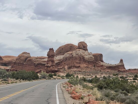 Vom Eingang des NP sind es auch noch einige Kilometer zu fahren, bis man den Startpunkt des Trails zum „Delicate Arch“ erreicht