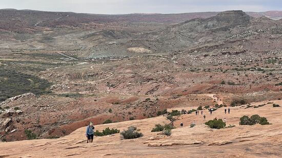 Es wechselt von staubigen Sand zu glatten Felsen