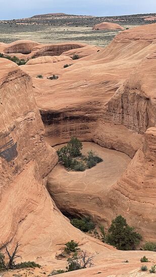 Immer wieder das Grün zwischen den Felsen…