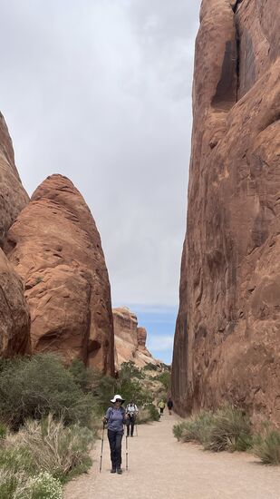 Wieder wandern wir zwischen hohen Felswänden