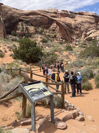 Thomas hat wieder jemanden zum plaudern gefunden: eine Familie indischen Ursprungs, die in Woodbury in der Nähe von New York leben.
Eigentlich hat die Dame mich -wie schon 2 andere zuvor - auf meine hübsche Tunika angesprochen-wie immer bedanke ich mich kurz und sehe, dass ich weiterkomme, weil ich wirklich Probleme mit der Verständigung habe.
Aber Thomas erzählt gern und ich sehe, wie er mit dem Sohn Kontaktdaten austauscht.