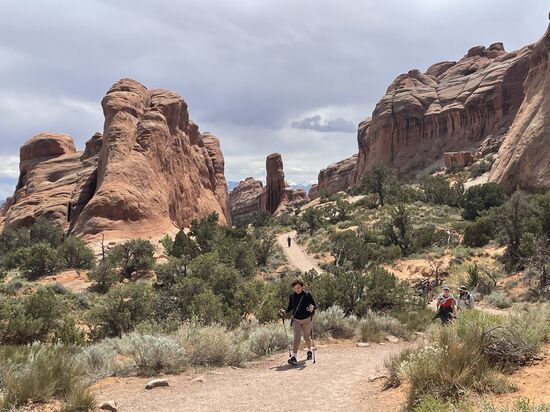Wir gehen zurück —auch hier sieht man wieder ältere Leute mit Wanderstöcken