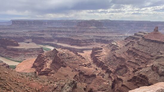 Wir fahren etwa 40km weiter und besuchen den „Dead Horse Point State Park“
Da dieses ein State-Park ist, müssen wir hier extra Eintritt zahlen—20 US$ pro Fahrzeug, weil dieser dem Staat Utah gehört und nicht dem US Government.