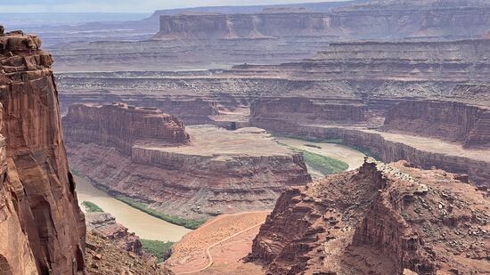 Hier befindet man sich auf 1731 m Höhe und schaut auf den 600 m tiefer gelegenen „Colorado River“ , der an dieser Stelle eine 180Grad Kehre macht