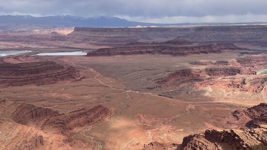 Die hellen Flecken dort hinten sind Becken zur Salzgewinnung.