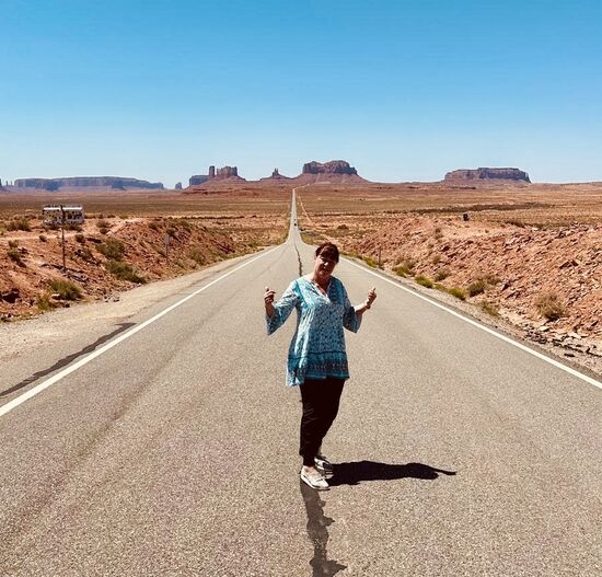 Natürlich sind hier viele Autos, die stoppen um ein Foto vor der tollen Kulisse mit dem Monument Valley zu machen—