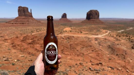 Da das Monument Valley im Besitz der Navajo-Indianer ist, ist Alkohol verboten.
So genießen wir ein alkoholfreies Bierchen und kommen wieder mit netten Amerikanern ins Gespräch