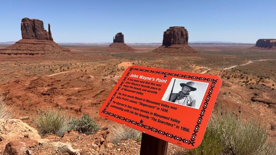 Schon zeitig kommen wir in unserem gebuchten „View Hotel“ mitten im Valley an-bis wir unser Zimmer beziehen können, setzen wir uns hier auf die Terrasse und genießen die Aussicht. Hier war auch der Drehort eines der bekanntesten John-Wayne-Western