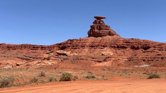 Der „Mexican Hat Rock“ liegt auf dem Weg, also besuchen wir den auch noch…