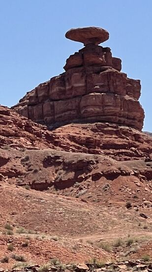 Der „Mexican Hat Rock“ ist ein Felsen, der einem mexikanischen Sombrero ähnelt
Der gleichnamige Ort -oder Siedlung hat 21 Einwohner