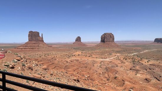 Das ist die Aussicht von unserem Zimmer—wir haben uns für 16.30 Uhr eine Scenic-Tour durch das Valley gebucht-es gibt auch einen Rundweg, den man selber fahren kann, aber die Piste eignet sich besser für einen Geländewagen von Einheimischen.. Außerdem sind viele Bereiche für Privatwagen gesperrt.