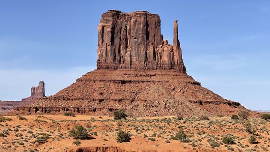 Hier ist im Vordergrund die „West Mitten Butte“ (zu deutsch Fausthandschuh)  und links hinten die kleine „Sentinel Mesa“