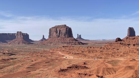 Das Monument Valley ist eine Hochebene auf dem Colorado-Plateau. Es wird von den Navajo verwaltet und ist somit kein staatliches Schutzgebiet. Der Eintritt betrug hier 8 US$ pro Person