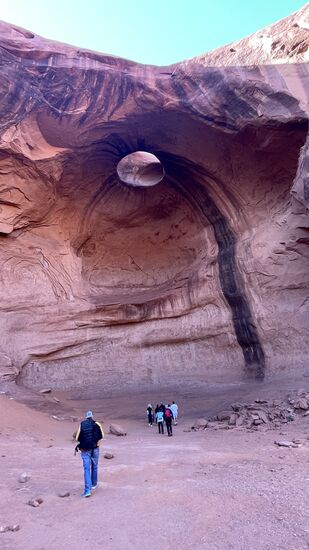 Eine der vielen Höhlen-die durch Niederschläge, Temperaturunterschiede sowie durch Wind geformt wurden