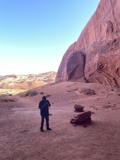 Auf einer indianischen Holzflöte zaubert uns Bobbie mystische Töne