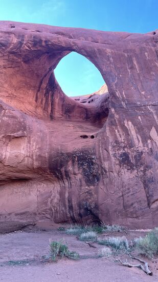 Vor vielen Millionen Jahren bestand die Region aus einem riesigen Tieflandbecken.
In ihm wurden Schichten über Schichten von Sedimenten abgelagert, die sich verfestigten