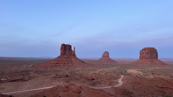 Nach 3 Stunden kehren wir staubig, aber pünktlich zum Sonnenuntergang zum Hotel zurück