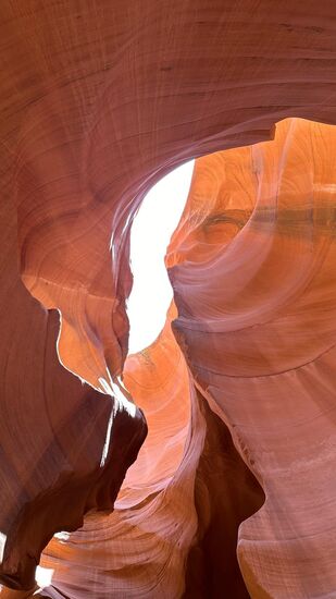 Schöne Formen und schöne Farben. Wir sind in der Mittagszeit gestartet, die Sonne steht am Zenit und wirft viel Licht in den Canyon.