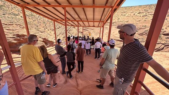 Der erste Stau, bevor es überhaupt richtig losgeht. Zum Glück im Schatten. Heute ist es nämlich sehr heiß und wir befinden uns ja schließlich in der Wüste.