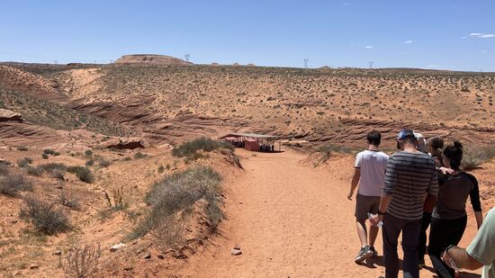 Wir sind wieder zeitig am Treffpunkt und hier sehen wir Menschenmassen, die alle den „Antilope-Canyon“ hinunter wollen. Alle halbe Stunde werden 3-4  Gruppen a 12-Personen  „durchgeschleust“.