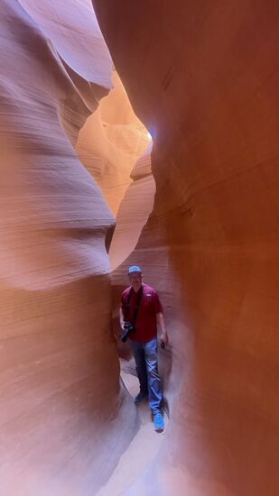 Im ersten Drittel ist der Canyon sehr eng. Der Antelope Canyon ist der meistbesuchte Slotcanyon im Südwesten der USA nahe der Stadt Page. Er besteht aus dem Upper und dem Lower Canyon. Sie wurden durch den 30 km langen Antelope  Creek gebildet. Nur noch gelegentlich gibt es größere Sturzfluten. In 1997 gäbe es eine solche. Es gab 15 km entfernt ein Gewitter und Starkregen. Danach stieg in den. Canyon das Wasser 3 Meter hoch. 11 Menschen starben in den Fluten, einer überlebte. Heute gibt es entsprechende Frühwarnsysteme und die Canyon werden dann gesperrt. Nun gibt es selbst in der Regenzeit ab August/September nur wenig Wasser.